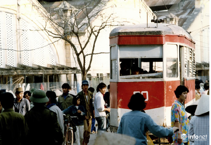 Đoàn tàu điện chạy ngang qua chợ Đồng Xuân năm 1980, một hình ảnh hoài niệm về một thời xưa cũ đã qua.
