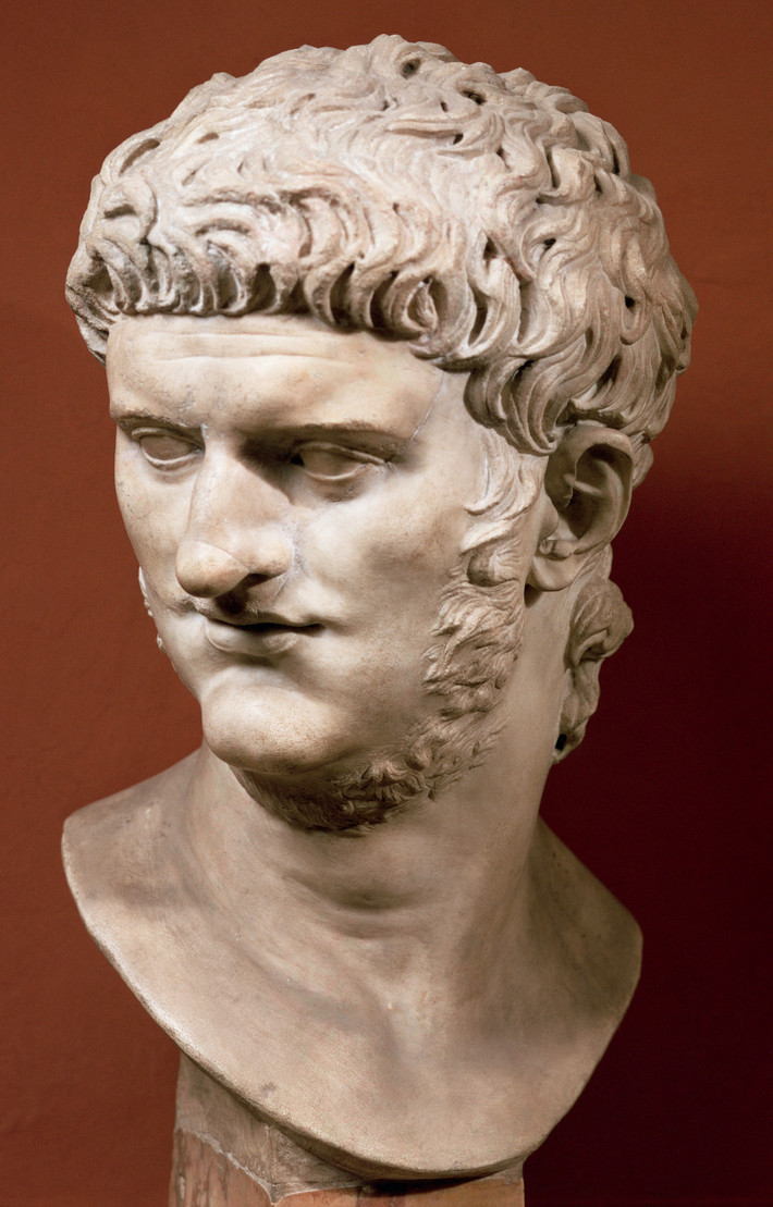 Nero thường gọi Sporus là “quý cô” hay “hoàng hậu” theo cách rất âu yếm và tình cảm. Mời độc giả xem video: Tái hiện trận chiến lịch sử của hoàng đế Napoleon (nguồn: VTC14)