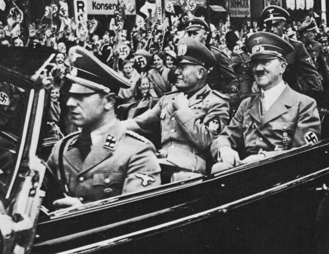 Điều này xuất phát từ sự kiện năm 1937, Mussolini liên minh với chế độ Đức quốc xã của Hitler và Nhật hoàng Hirohito để tạo thành Trục phát xít. Do vậy, Hitler và Mussolini có mối quan hệ đồng minh thân cận.