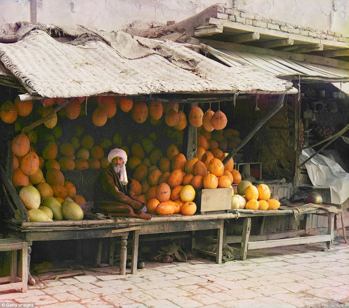 Người đàn ông ngồi bán trái cây tại khu chợ ở Samarkand hơn 100 năm trước.