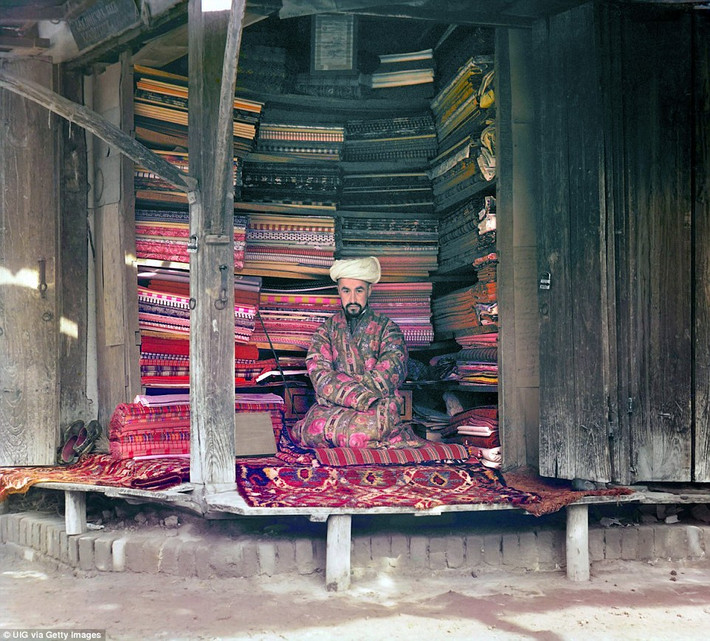Một thương nhân ở khu chợ tại Samarkand buôn bán tơ lụa, các loại vải, thảm truyền thống năm 1911. Ngày nay, Samarkand thuộc lãnh thổ của Uzbekistan.