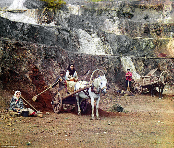 Người dân Nga làm việc tại mỏ khai thác sắt ở ngọn đồi Bakaly, ngoại ô Ekaterinburg năm 1910.
