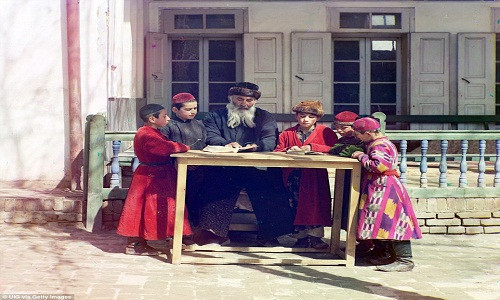 Một nhóm trẻ em Do Thái chăm chú nghe thầy giáo giảng bài ở Samarkand.