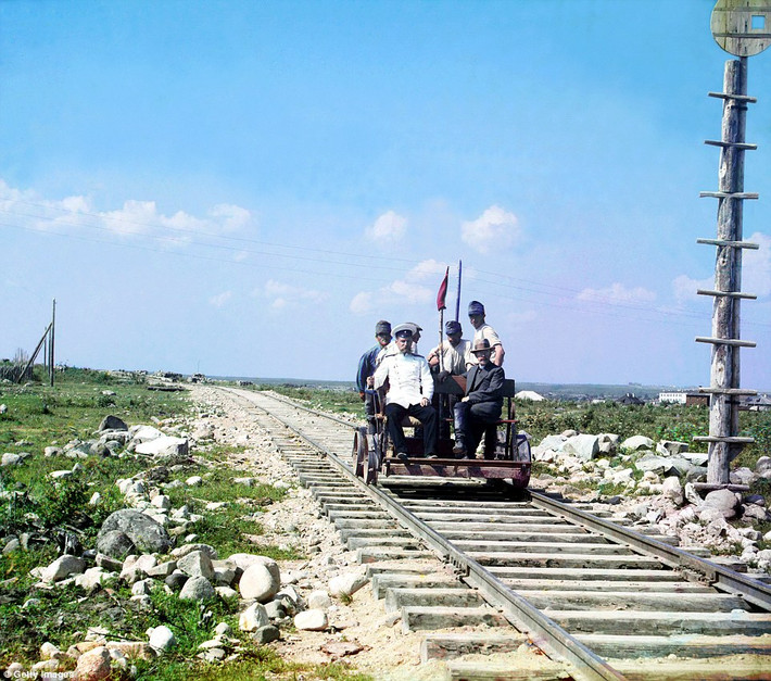 Sergey Prokudin-Gorsky (phải ảnh) cùng một quan chức và 4 công nhân tại đường ray xe lửa ở Murmansk, bên ngoài Petrozavodsk, Karelia năm 1915.