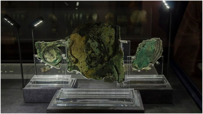 Đặc biệt, Antikythera còn phỏng đoán hiện tượng nhật thực và nguyệt thực theo chu kỳ Thiên thực. Cỗ máy này cũng miêu tả sự di chuyển của Mặt trăng, các ngôi sao trên bầu trời...