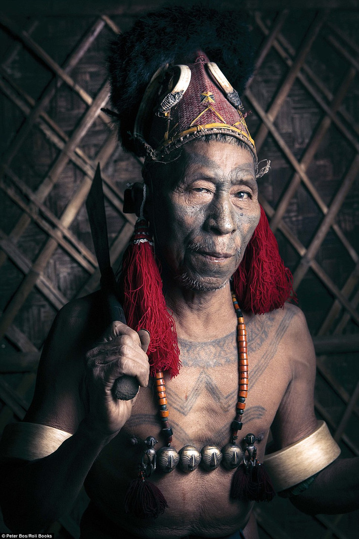 Konyak Naga là bộ tộc săn đầu người cuối cùng ở Ấn Độ. Các thành viên bộ tộc này hiện sinh sống ở làng Longwa, rìa tỉnh Nagaland.