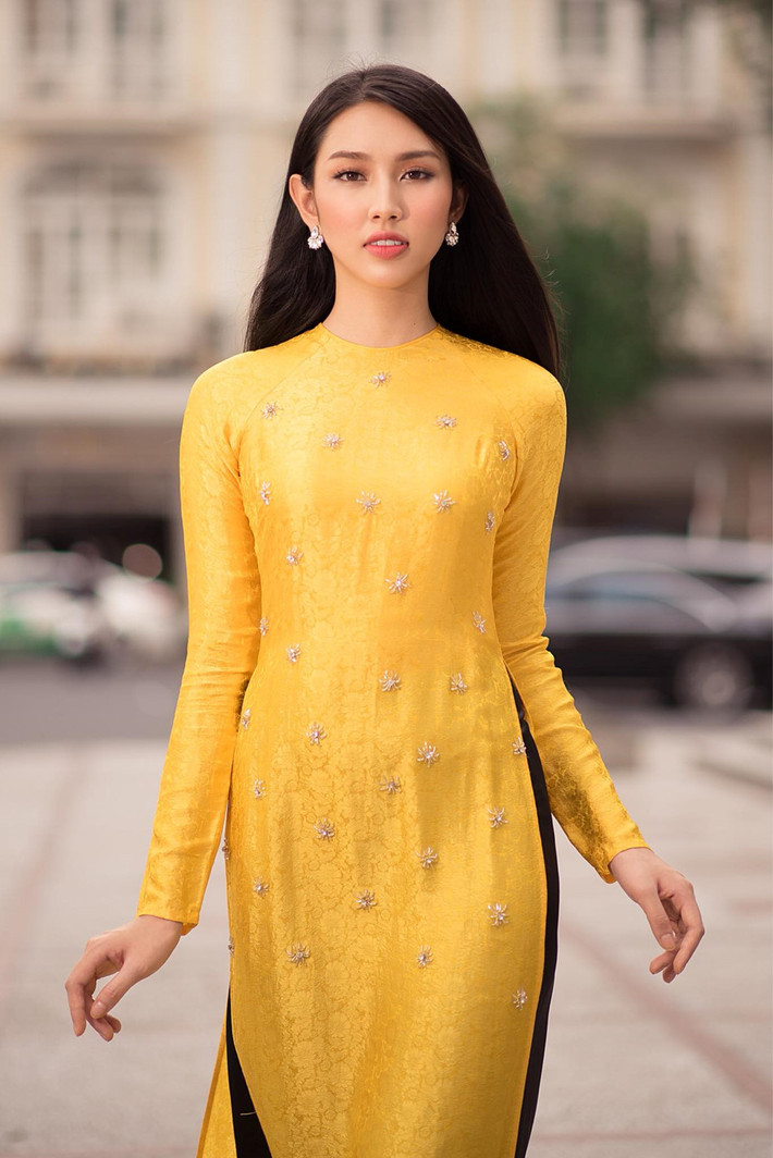 Gia cảnh Thùy Tiên khá đặc biệt. Bố mẹ chia tay khi cô mới 4 tuổi nên cô sống cùng bà và hình thành tính cách độc lập từ nhỏ. Khi vào đại học, Thùy Tiên quyết định ra ở riêng. Cô cho biết, việc có một gia đình không trọn vẹn khiến cô phải tự xoay xở nhưng cũng tự tin và trưởng thành sớm hơn.
