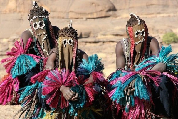 Bộ tộc tuyên bố đến từ hành tinh khác có tên Dogon. Khoảng 250.000 người Dogon sống ở Burkina Faso, vùng Tây Phi. Bộ tộc Dogon sống gần như tách biệt với thế giới bên ngoài. Người Dogon có nhiều giai thoại, truyền thuyết nổi tiếng.