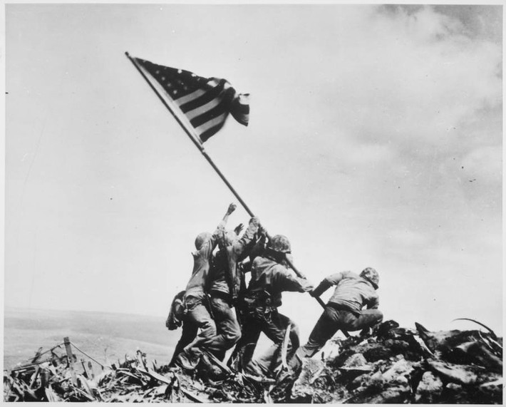 5 lính thủy quân lục chiến Mỹ cắm cờ chiến thắng trên đỉnh Suribabachi ngày 23/2/1945.