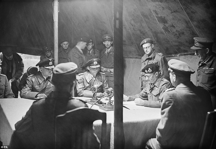 Vào ngày 4/5/1945, Đô đốc Von Friedeberg của phát xít Đức có mặt trong buổi ký văn kiện đầu hàng. Mời độc giả xem video: Châu Á kỷ niệm ngày kết thúc Chiến tranh thế giới 2 (nguồn: VTC14)