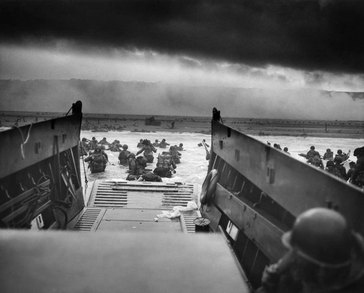 Binh sĩ Mỹ đổ bộ lên bãi biển Omaha trong cuộc đổ bộ D-Day lịch sử ở Normandy, Pháp ngày 6/6/1940.