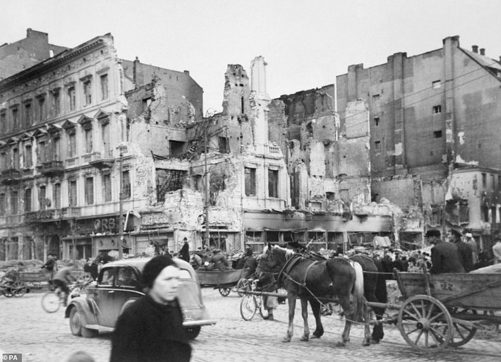 Nhiều tòa nhà trên đường phố ở Warsaw, Ba Lan bị phá hủy hoặc thiệt hại nghiêm trọng khi phát xít Đức tấn công xâm lược năm 1939.