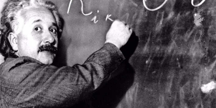 Do vậy, bác sĩ Harvey chia bộ não của Einstein thành 240 khối nhỏ và những lát cắt. Kế đến, chúng được đưa đến những tổ chức nghiên cứu giải phẫu tốt nhất thời bấy giờ để nghiên cứu bộ não của thiên tài khác người thường như thế nào.