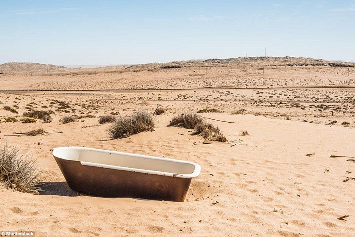 Nhiều đồ đạc, vật dụng bị người dân bỏ lại tại sa mạc Namib ở Namibia sau khi chuyển đến nơi khác sinh sống.