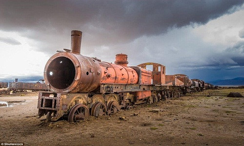 "Nghĩa địa" tàu hỏa nằm bên ngoài thành phố Uyuni của Bolivia. Khi đến đây, nhiều người ấn tượng với những đoàn tàu dài bị bỏ hoang phế trong nhiều năm.