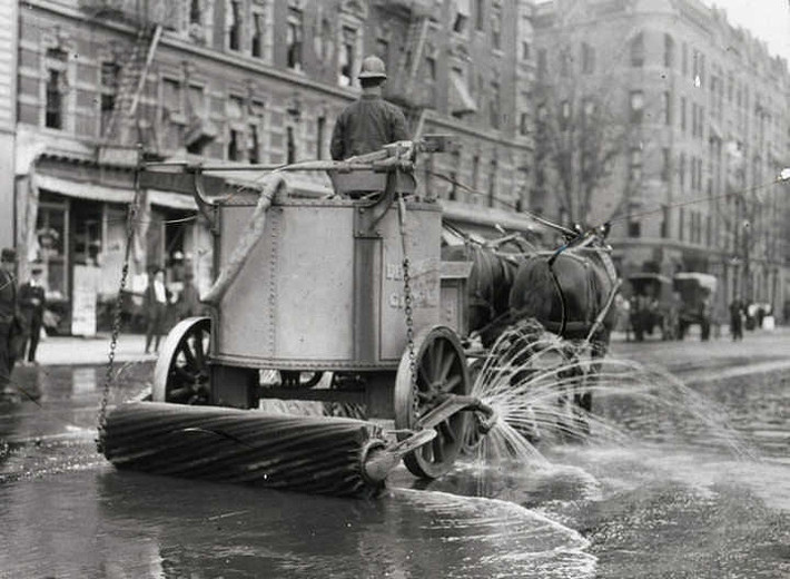 Người đàn ông làm công việc dọn dẹp vệ sinh đường phố ở New York, Mỹ năm 1906.