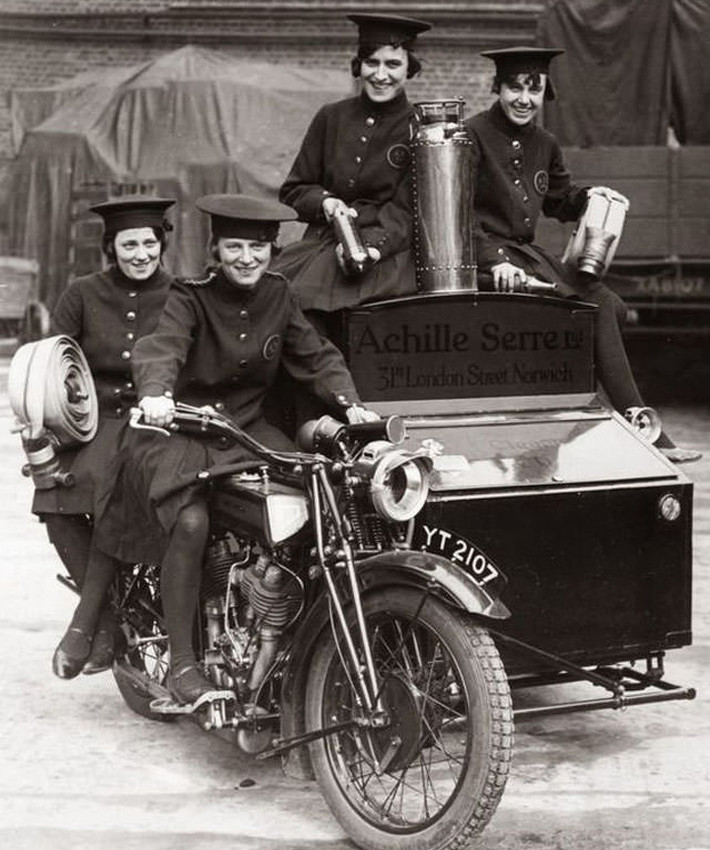 Những bóng hồng trong một đội lính cứu hỏa ở London, Anh năm 1932.