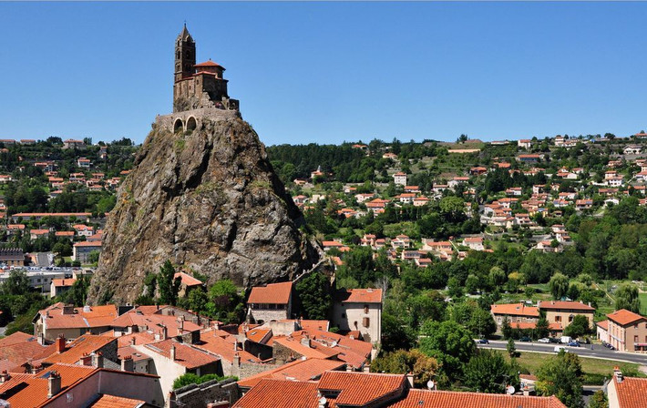 Nhà nguyện St Michel d’Aiguilhe được xây dựng vào năm 969.