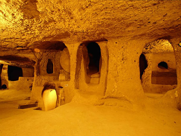 Người Hittites hoặc Phrygians được cho là những người đầu tiên xây dựng thành phố Derinkuyu.