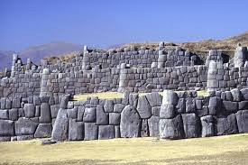 Theo đó, người ngoài hành tinh với công nghệ tiên tiến được cho là đã giúp đỡ người Inca hay thậm chí chính là những người tạo nên Sacsayhuaman.