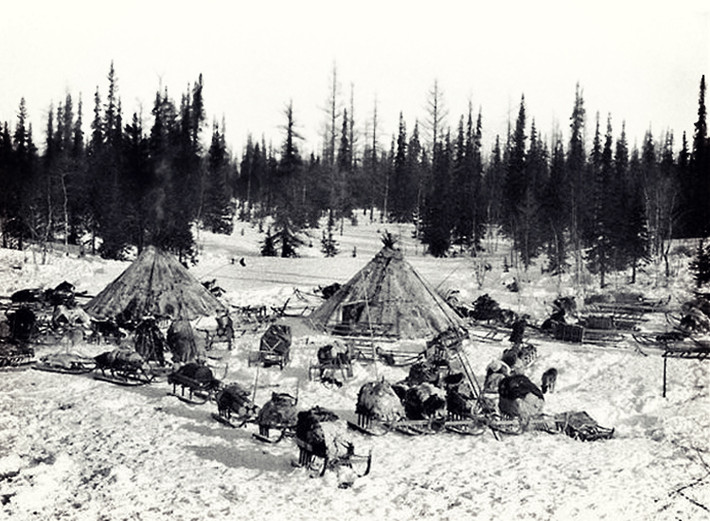 Sang đến ngày hôm sau, cảnh sát đến ngôi làng của người Inuit nằm ven hồ Anjikuni để điều tra vụ việc. Cảnh sát không tìm thấy bất cứ người nào cũng như đàn gia súc mà người dân nuôi.