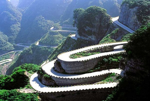 Thiên Môn Sơn có chiều dài 11 km. Mặc dù có chiều dài ngắn như vậy nhưng cung đường này có sự chênh lệch chiều cao lớn giữa hai điểm đầu và cuối.