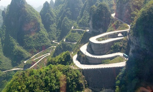 Điểm cao nhất của Thiên Môn Sơn là 1.300m so với mực nước biển.
