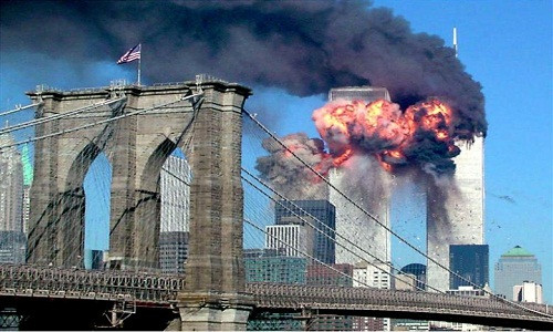 Vào ngày 11/9/2001, những tên không tặc khác đã cướp máy bay và lao vào tòa tháp đôi ở Trung tâm Thương mại Thế giới, thành phố New York, Mỹ. Vụ khủng bố 11/9 đã gây chấn động dư luận thế giới khi hàng ngàn người thiệt mạng. Trong ảnh là tòa tháp của Trung tâm Thương mại thế giới bốc cháy sau khi máy bay bị không tặc chiếm quyền điều khiển và cho lao vào tòa nhà.