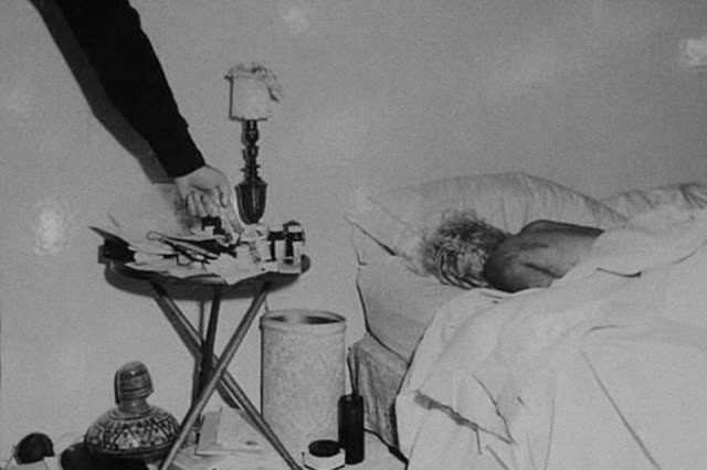 Cảnh sát tìm thấy hàng loạt chai thuốc rỗng ở tủ cạnh giường của Marilyn Monroe.