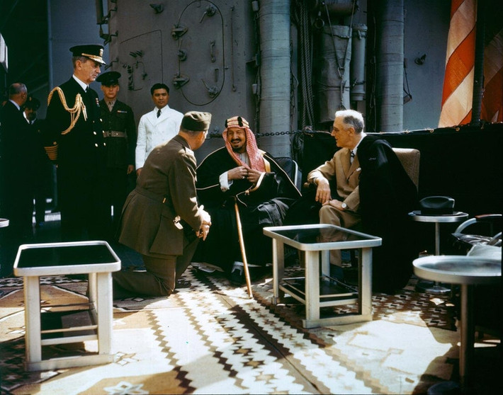 Tổng thống Franklin Roosevelt có cuộc gặp vua Ibn Saud của Saudi Arabia trên tàu USS Quincy (CA-71) ở Ai Cập ngày 14/2/1945.