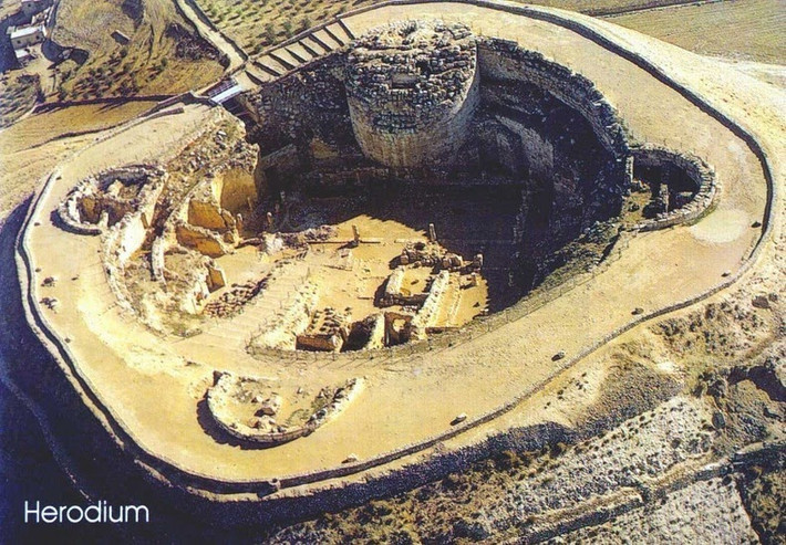 Khi nhìn từ trên cao, pháo đài núi Herodium trông giống như một ngọn núi lửa đã ngừng hoạt động.