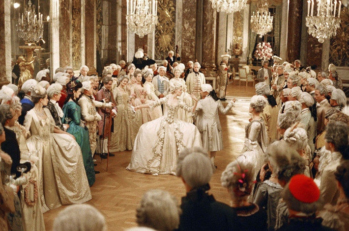 Do chỉ quan tâm tới việc ăn chơi nên Vua Louis XVI không dành thời gian chăm lo, xử lý chuyện triều chính.
