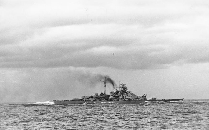 Khi ấy, Bismarck phối hợp cùng tàu tuần dương hạng nặng Prinz Eugen của phát xít Đức tham gia đánh chặn và tiêu diệt tàu chiến HMS Hood của Hải quân Hoàng gia Anh.