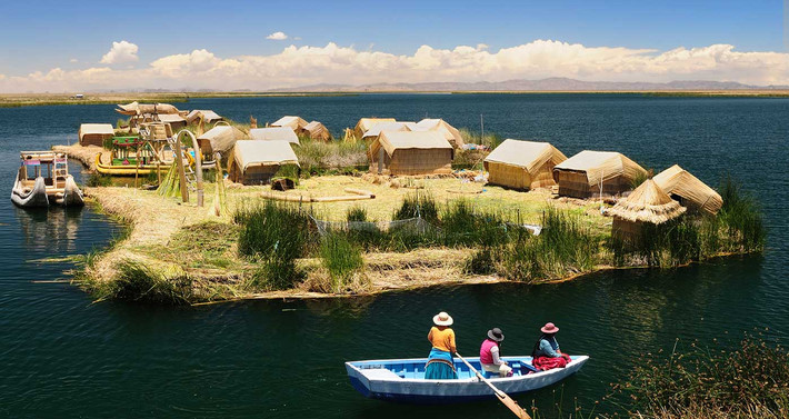 Hồ Titicaca gồm 41 hòn đảo với các kích thước khác nhau. Nhiều dân cư sinh sống trên những hòn đảo này.