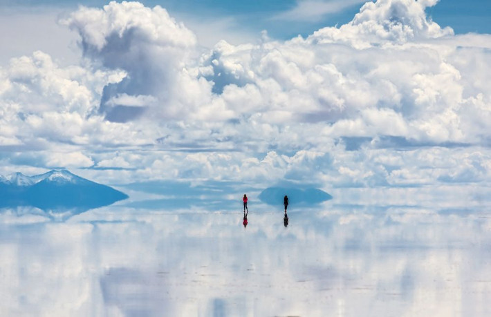 Cánh đồng muối Salar de Uyuni ở Bolivia được xem là "chiếc gương soi vĩ đại nhất thế giới" khi thiên nhiên hùng vĩ đều được phản chiếu một cách rõ nét.