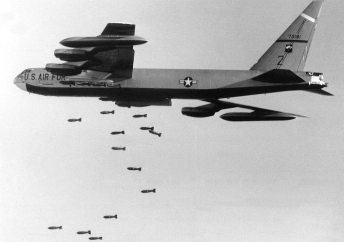 Máy bay ném bom B-52 của Mỹ rải bom tấn công mục tiêu ở khu vực gần Tây Ninh ngày 2/11/1965.