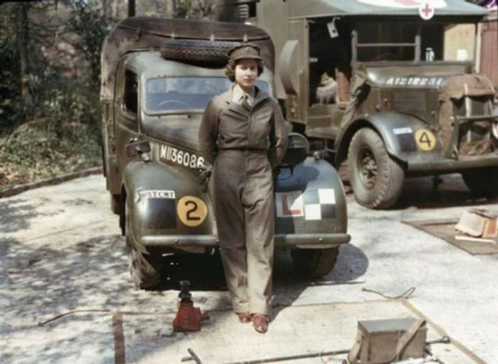Trước khi trở thành Nữ hoàng nổi tiếng lịch sử Anh, Elizabeth II từng là tài xế xe tải trong quân đội hồi Chiến tranh thế giới 2. Khi ấy, Nữ hoàng Elizabeth II 18 tuổi.