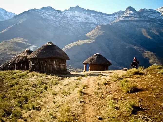 Cao nguyên Lesotho. Lesotho thực sự là một quốc gia độc đáo ở châu Phi. Đây là quốc gia duy nhất trên thế giới không có phần lãnh thổ nào dưới 1000 mét so với mực nước biển.
