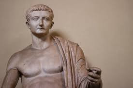 Cụ thể, Tiberius từng mời kẻ thù đến uống rượu. Khi kẻ thù đã say men rượu, Tiberius sai người cắt "cậu nhỏ" của đối phương khiến họ đau đớn tột độ trước khi tử vong.