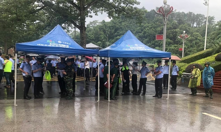 Khoảng hơn 9h sáng, Bộ công an đã tiến hành bàn giao gần 400 đối tượng phạm tội người Trung Quốc cho phía bạn tại Km số 0, cửa khẩu quốc tế Hữu Nghị, theo Hiệp định tương trợ tư pháp Việt Nam-Trung Quốc. Vụ án này sẽ thuộc thẩm quyền điều tra mở rộng, xử lý của cơ quan Trung Quốc.