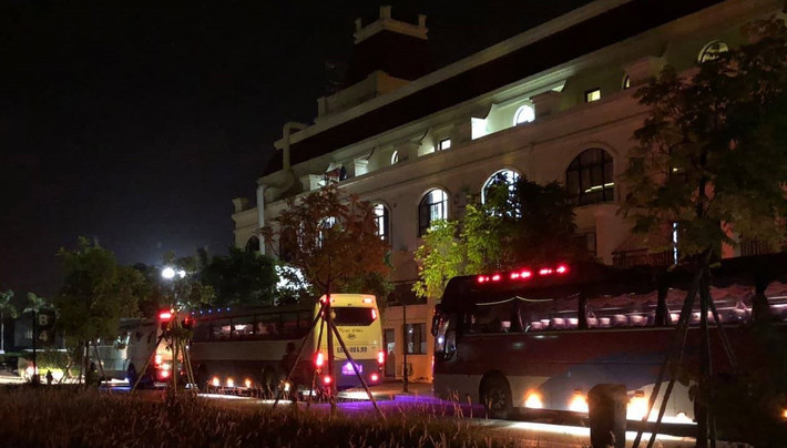 Thông tin mới nhất về vụ việc Cục An ninh mạng và phòng chống tội phạm sử dụng công nghệ cao Bộ Công an phối hợp với các đơn vị nghiệp vụ của Công an thành phố Hải Phòng triệt phá thành công đường dây đánh bạc 10.000 tỷ của người Trung Quốc tại tòa nhà thuộc Khu đô thị Our City (quận Dương Kinh, TP Hải Phòng), sáng 1/8, hơn 380 người Trung Quốc tham gia điều hành đường dây đánh bạc đã được dẫn độ bằng ô tô từ Hải Phòng lên Lạng Sơn để giao cho Trung Quốc xử lý.