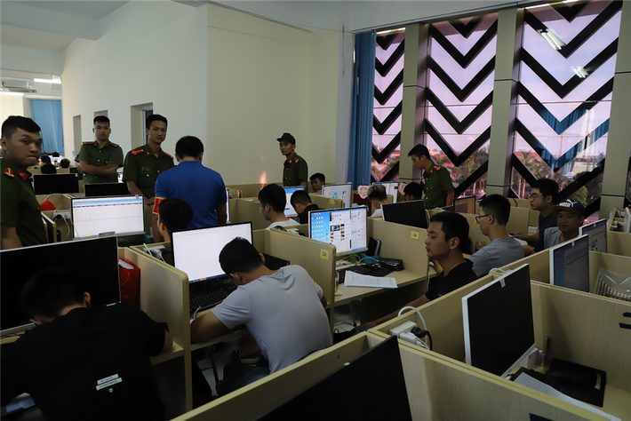 Tại hiện trường phá đường dây đánh bạc “khủng” tại Our City, cơ quan công an đã tạm giữ hơn 380 người Trung Quốc đang điều hành các website tổ chức cho các công dân của Trung Quốc đánh bạc trực tuyến, trong đó có các hình thức như cá cược thể thao, dự đoán kết quả xổ số, lô đề.