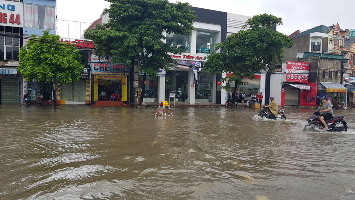 Hệ thống thoát nước không thoát kịp khiến các con phố bị ngập lụt.