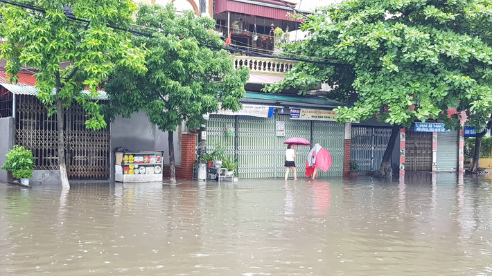 Nhiều nhà dân phải đóng kín cửa.