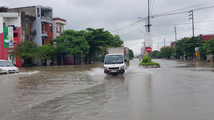 Đường phố hóa thành sông.
