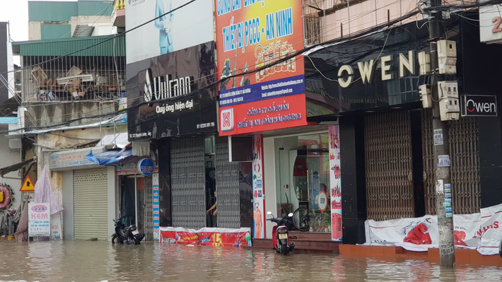 Nhiều nhà dân phải che cửa nhưng cũng không ngăn được nước vào nhà.