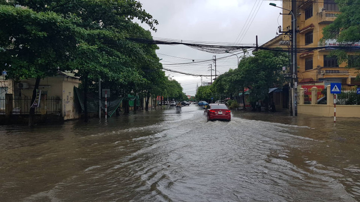 Đường Đức Minh cũng bị ngập, giao thông đi lại khó khăn.