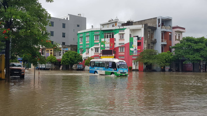 Nước sâu 40 cm ngập bánh xe bus.