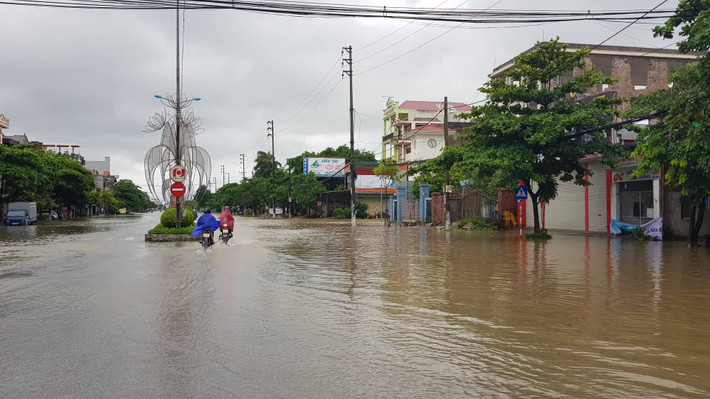 Người đi xe máy trên phố Nguyễn Lương Bằng gặp nhiều khó khăn.