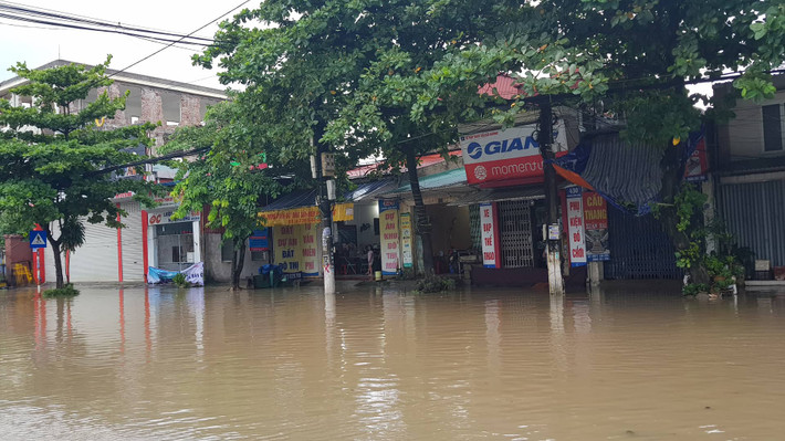 Bước từ nhà xuống phố mà ngỡ lội xuống sông.